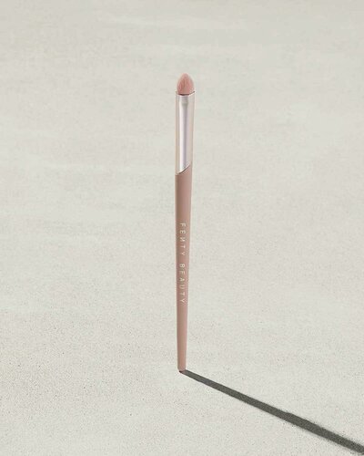 Изображение товара Fenty Beauty Кисть для нанесения теней Precise Definition Eyeshadow Brush 220