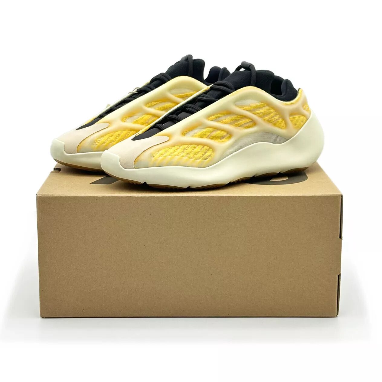 Кроссовки adidas YEEZY 700 V3, полнота D, размер 37.5 RU, желтый