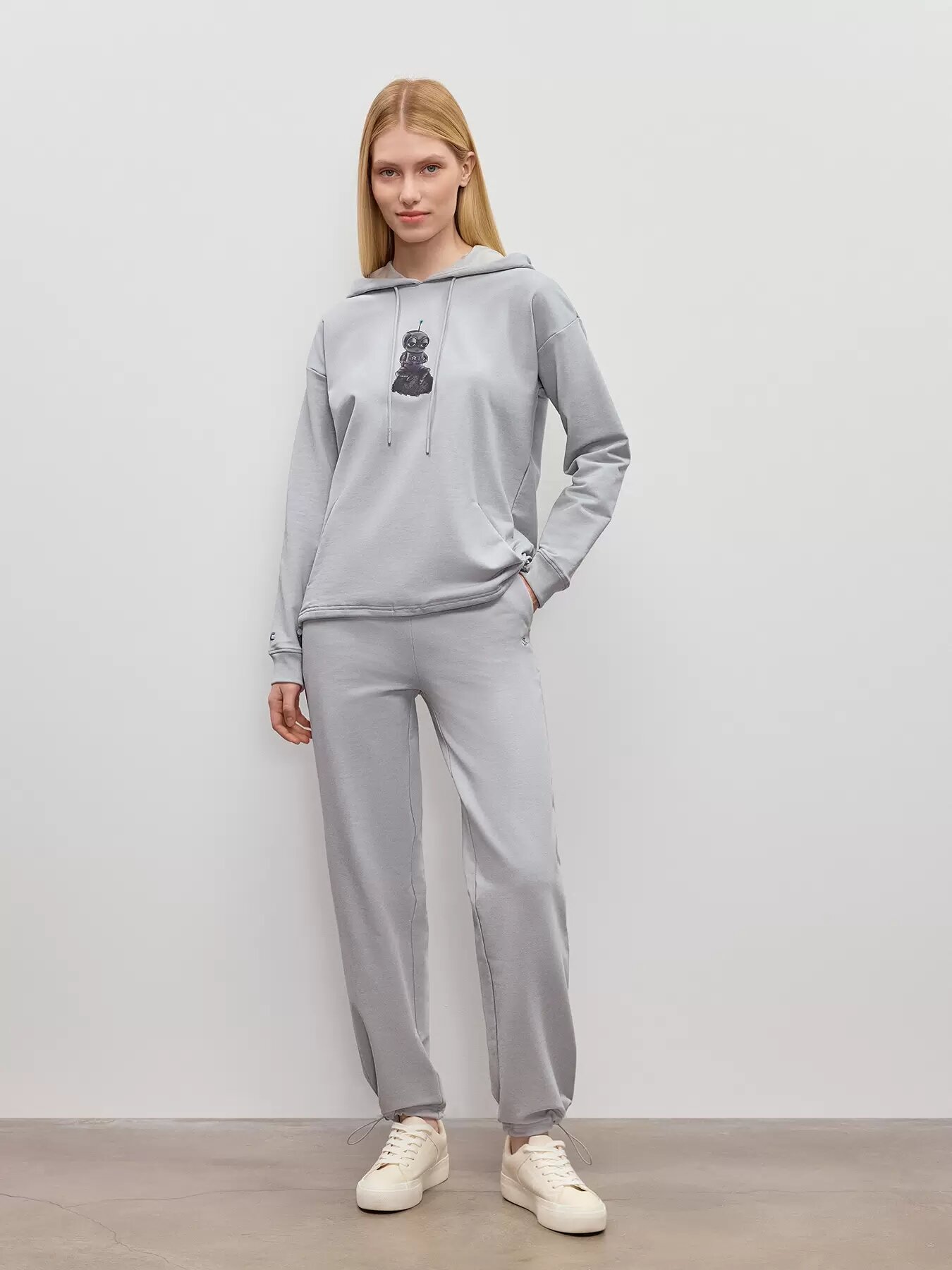 Брюки спортивные JUST CLOTHES Светло-серый. Декор вышивка логотипа. Пояс резинка, шнурок. Карманы спереди 2 б/заст, сзади нет. Утя