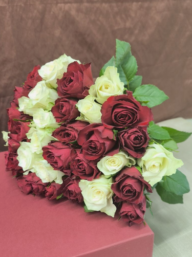 Изображение товара Букет живых цветов из Роз Микс Красная, Белая 35 шт. высота 42 см. SIMFONI FLOWERS