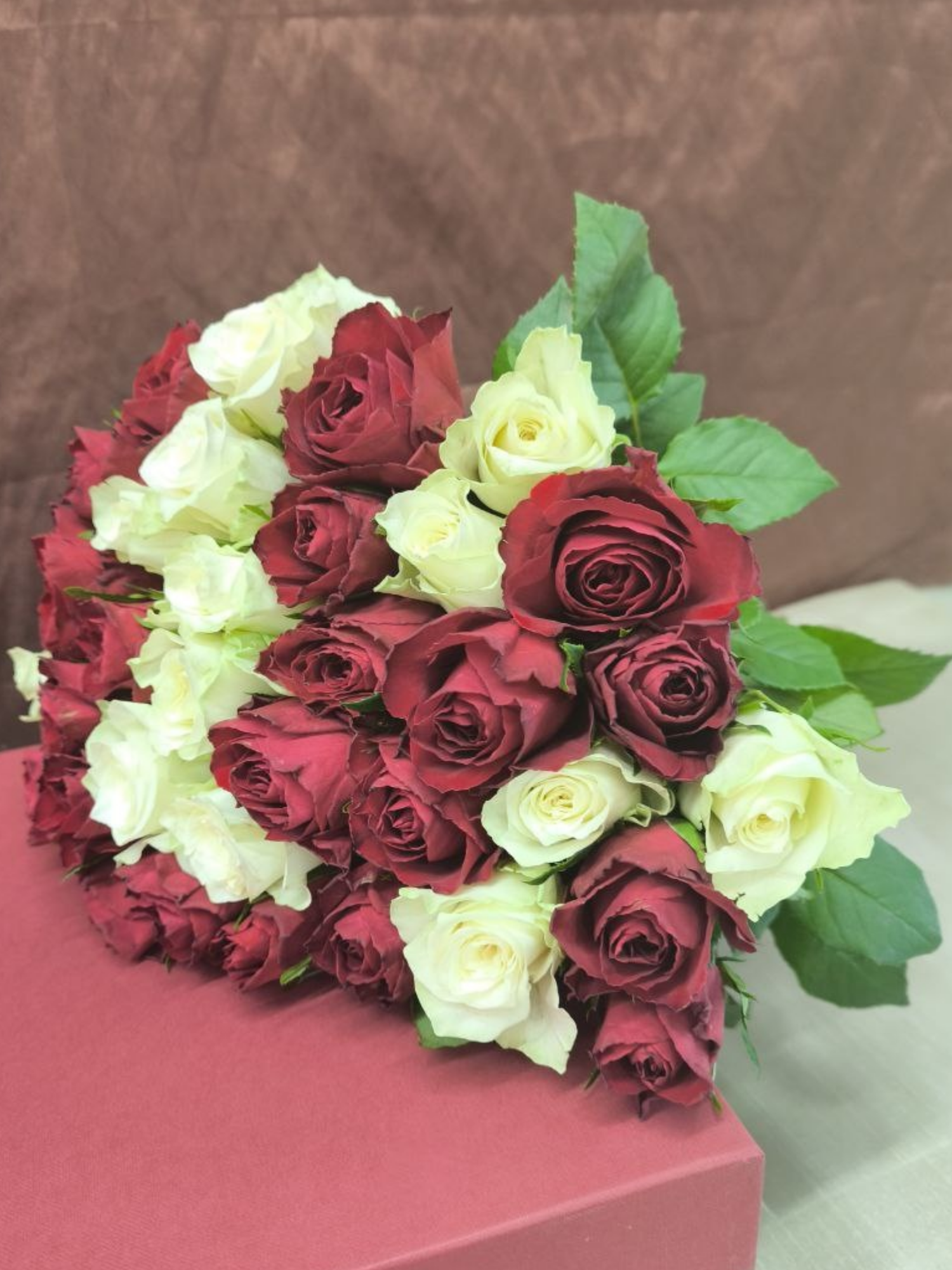 Букет живых цветов из Роз Микс Красная Белая 35 шт. высота 42 см. SIMFONI FLOWERS
