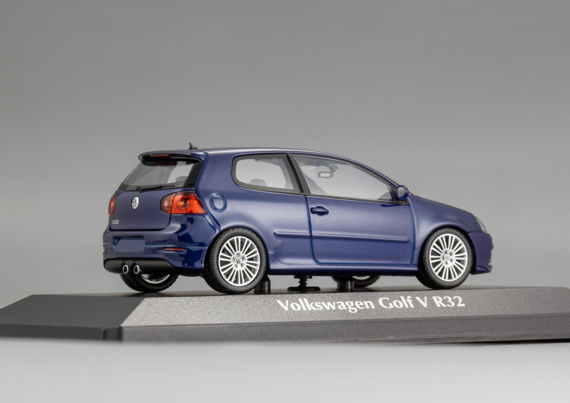 Коллекционная масштабная модель 1:43 Volkswagen Golf R32 - 2005 от Maxichamps — фото 1