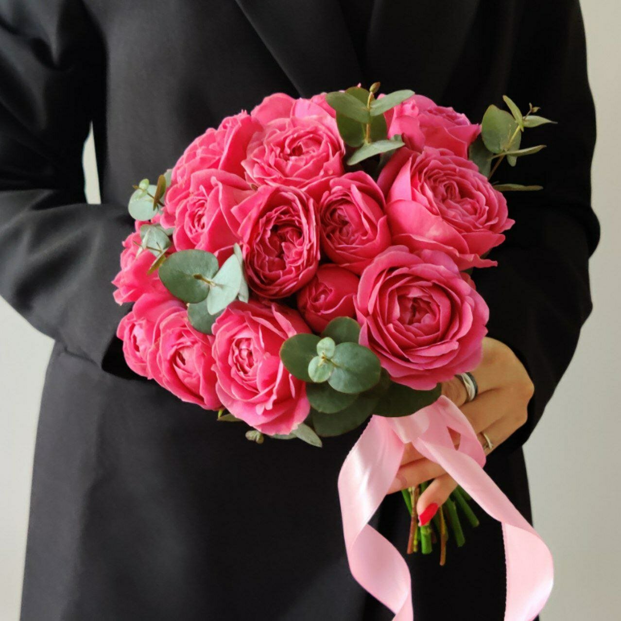 Букет невесты: кустовые пионовидные розы с эвкалиптом