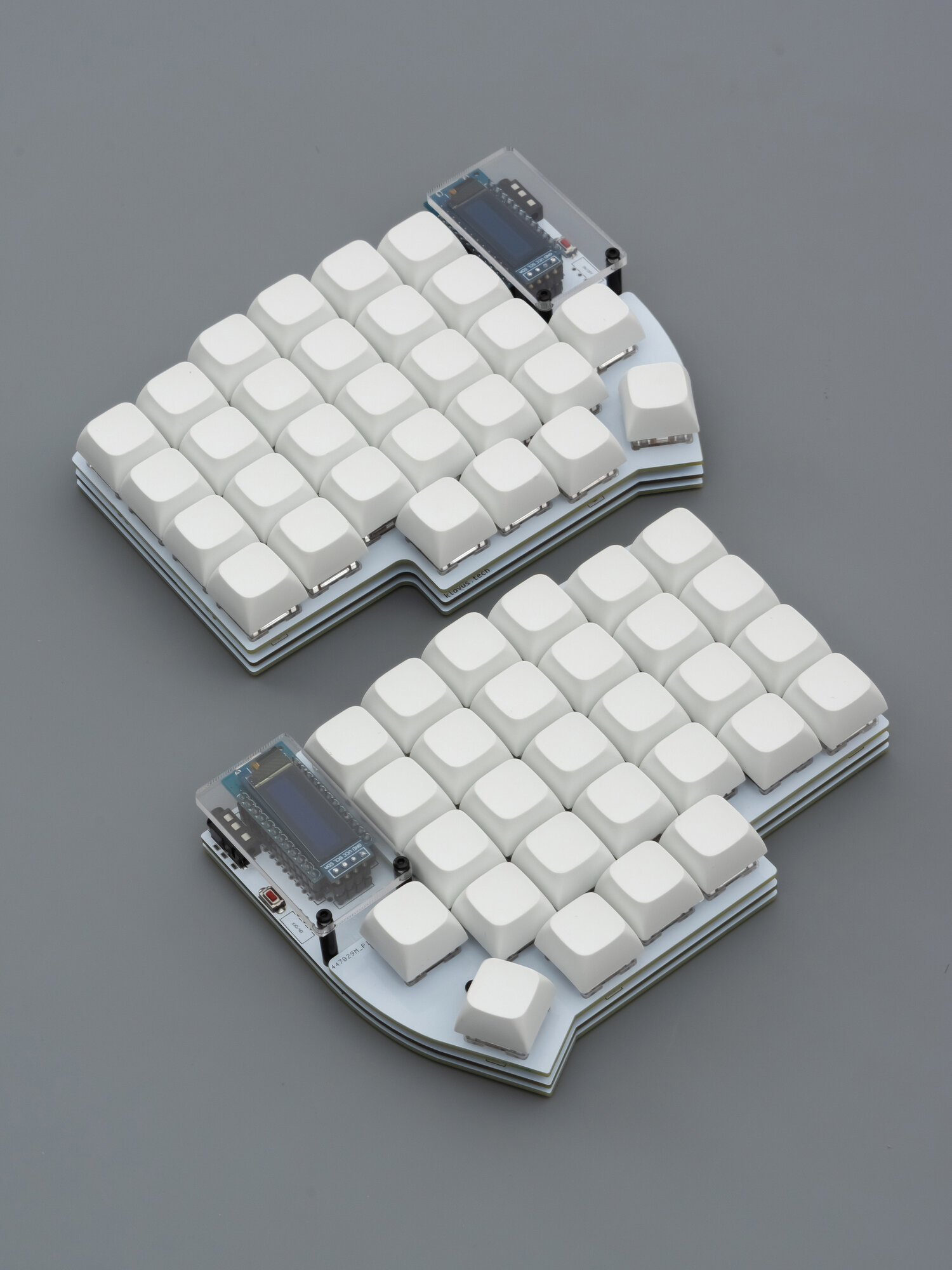 Lily58 Pro - ортолинейная сплит-клавиатура с LED-дисплеем, свитчи Outemu Silent Peach
