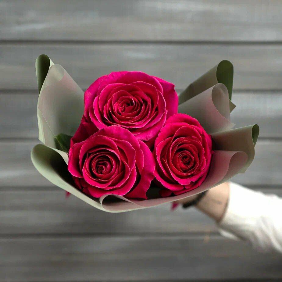 3 малиновые розы Эквадор 50 см в упаковке от Букет Маркет