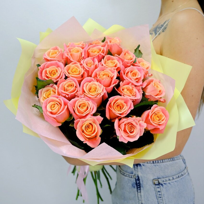 Букет живых цветов Волшебные персиковые розы 60 см 25 штучек