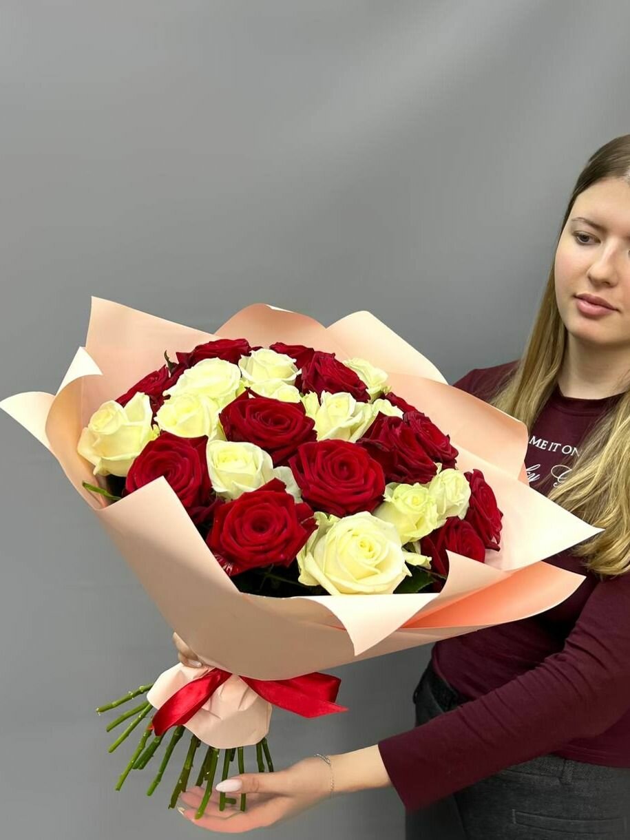 Букет из 25 красных и белых роз в дизайнерской упаковке, высотой 50 см.