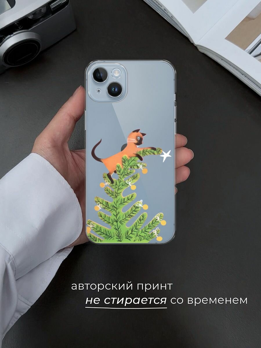 Чехол на Apple iPhone 14 Plus / Айфон 14 Плюс с принтом "Кот на елке", прозрачный — фото 1