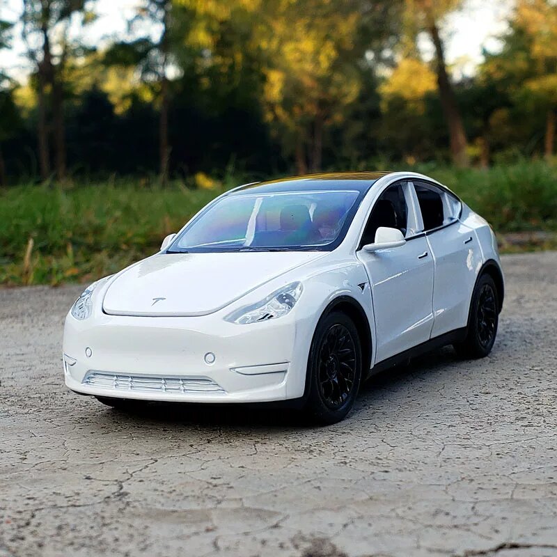 Модель Tesla Model Y в масштабе 1:32 из сплава с детализацией, белая цветовая версия для коллекционеров