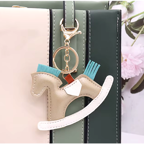 фото Брелок, белый/золотистый accessories shop 17th