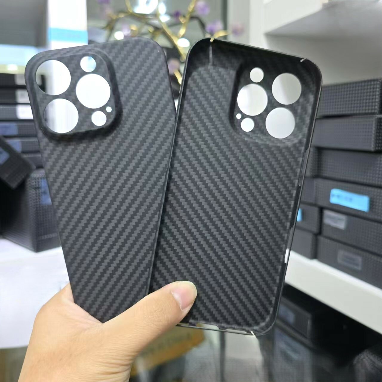 Чехол для Iphone 16 Pro из ударопрочного пластика под карбон Luxo черный