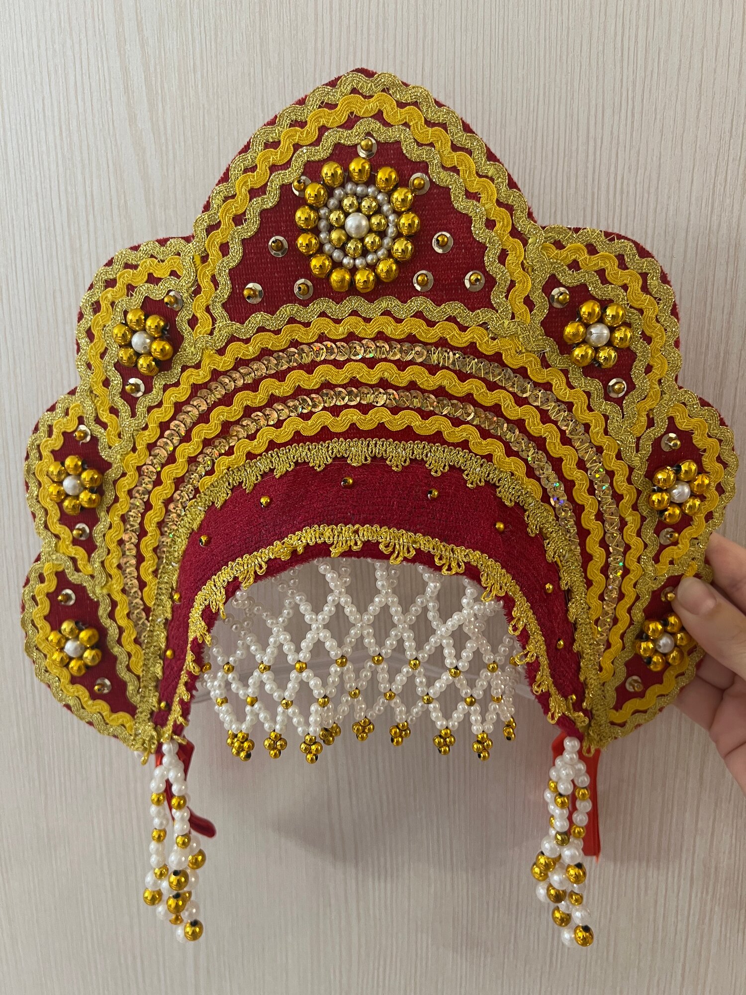 Кокошник красный с бусинами