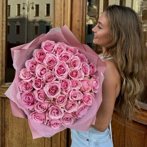 Изображение товара Цветы живые букет из 35 розовых роз 60 см в розовой упаковке