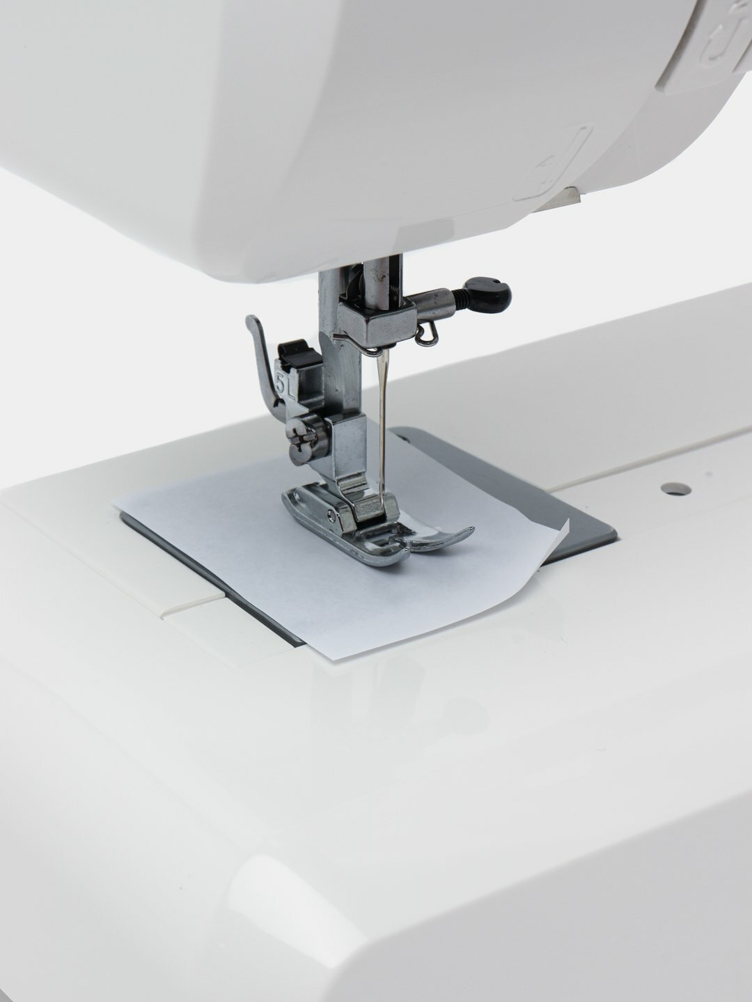 Швейная машина Janome Art 67, электромеханическая, 15 швов, качающийся челнок, белая — фото 1