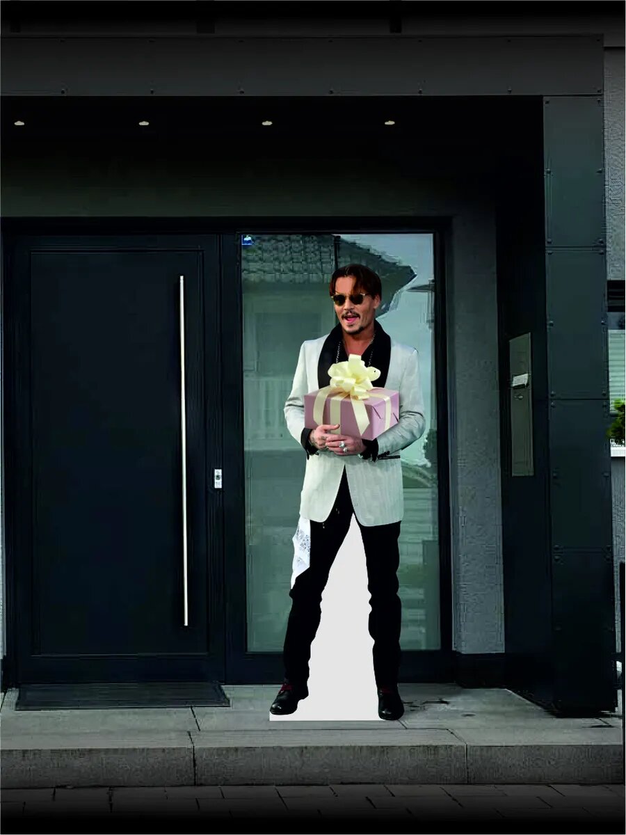 Ростовая фигура Джонни Депп с подарком — фото 1