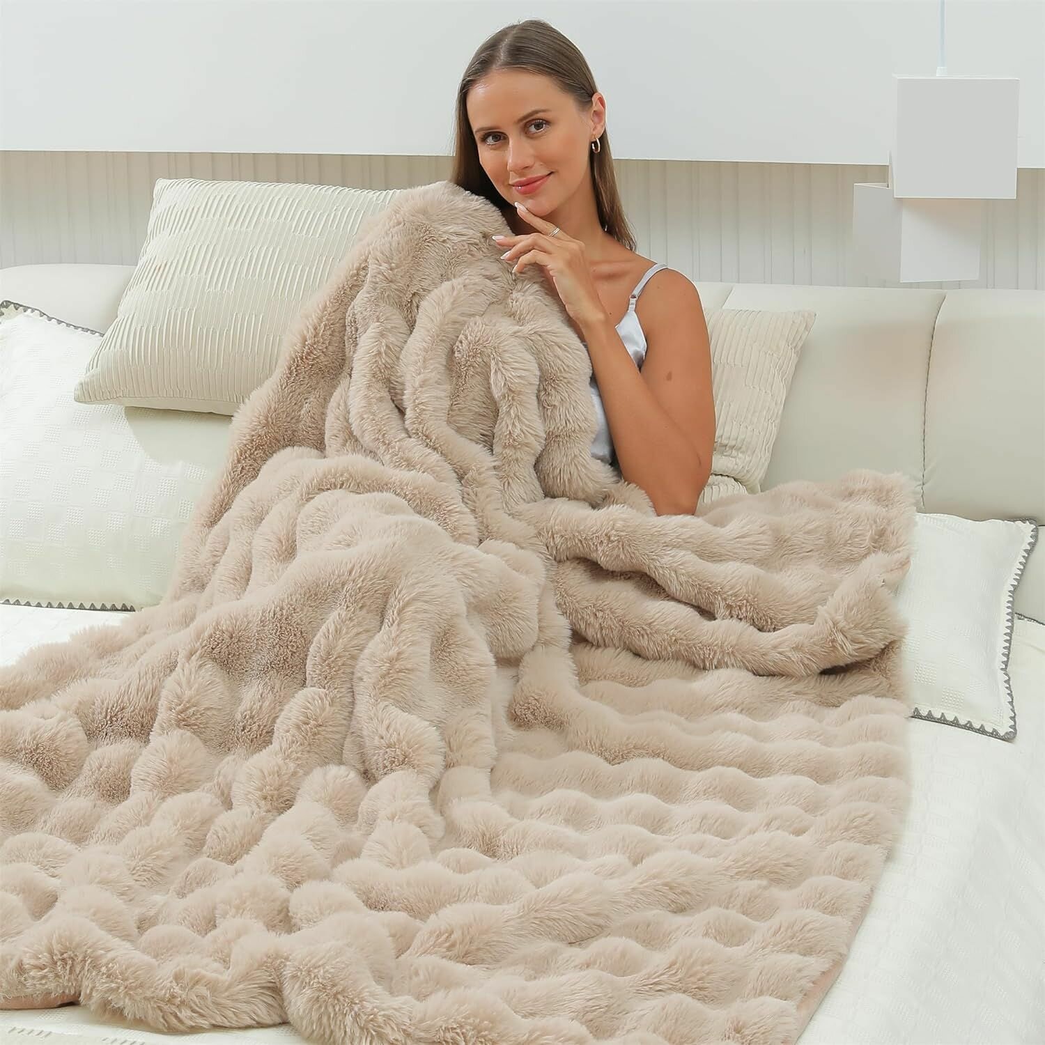 Плед из кроличьего меха 200х220, Покрывало на кровать, Пушистый мягкий плед на диван, кресло, Накидка (бежевый)