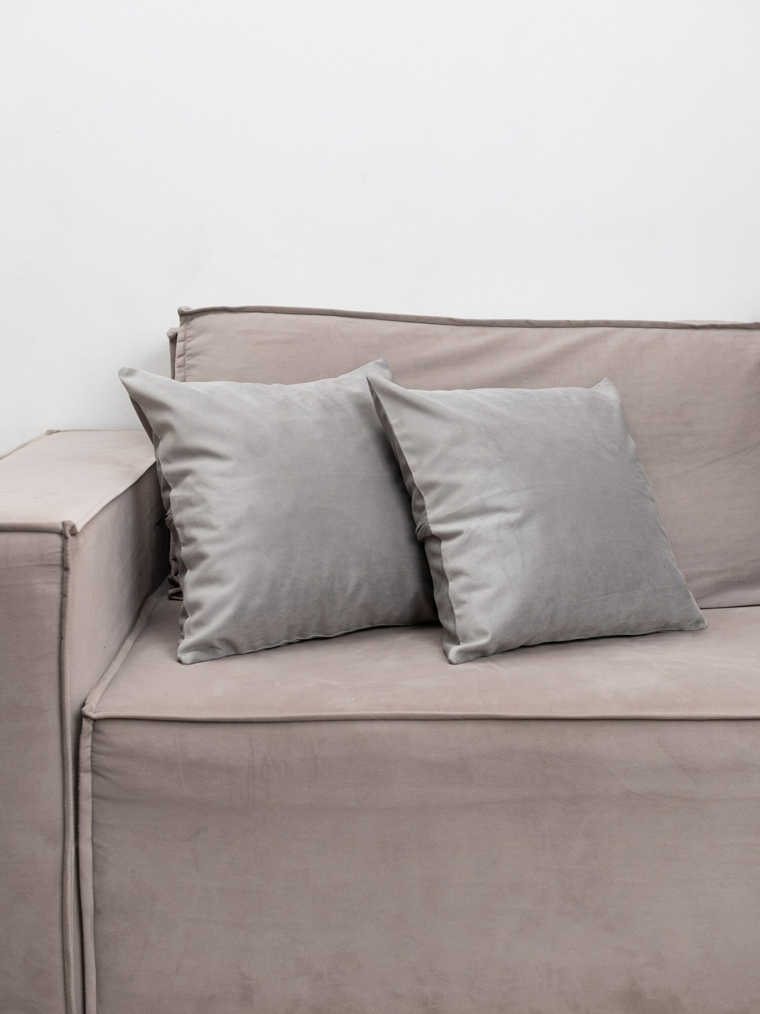 Подушка декоративная велюр серая съемный чехол 2 шт