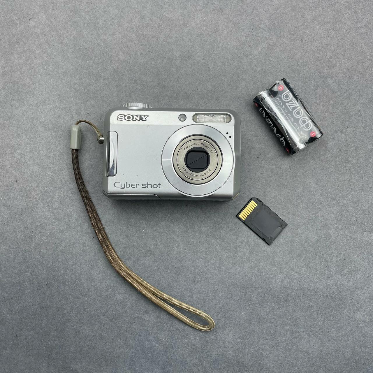 Цифровой компактный фотоаппарат Sony CyberShot DSC-S650, серебристый