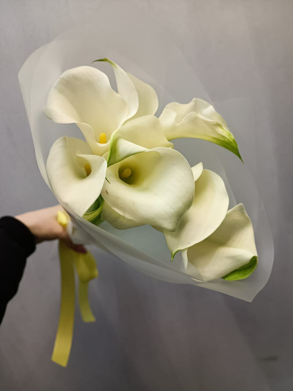 Монобукет Demin Flowers "Белые Каллы", 9 калл, крафт-бумага, высота 50 см — фото 1