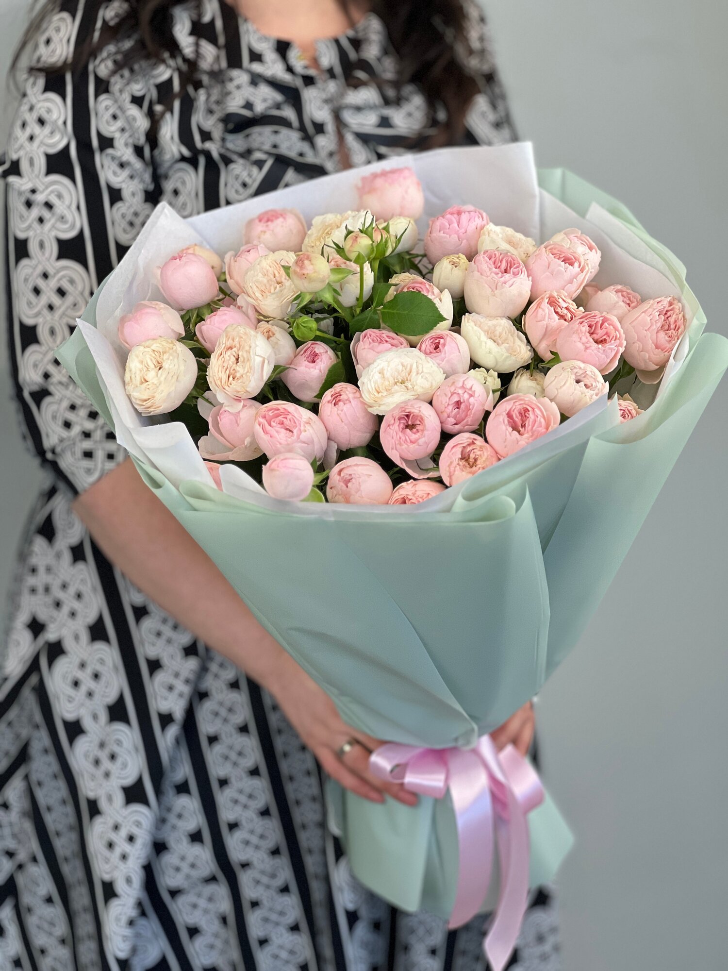 Букет 17 пионовидных роз "Мэнсфилд Парк" кустовая дизайнерская упаковка