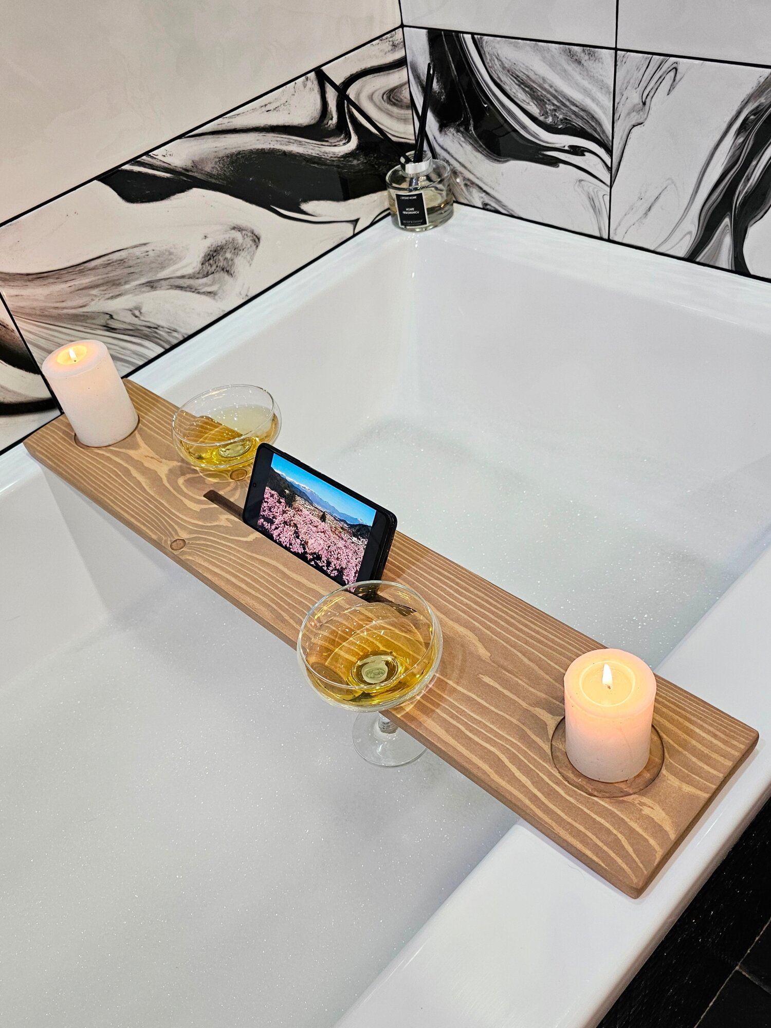 Полка-столик для ванной, с углублением для гаджетов, бежевая, с двумя отверстиями для бокалов, дерево