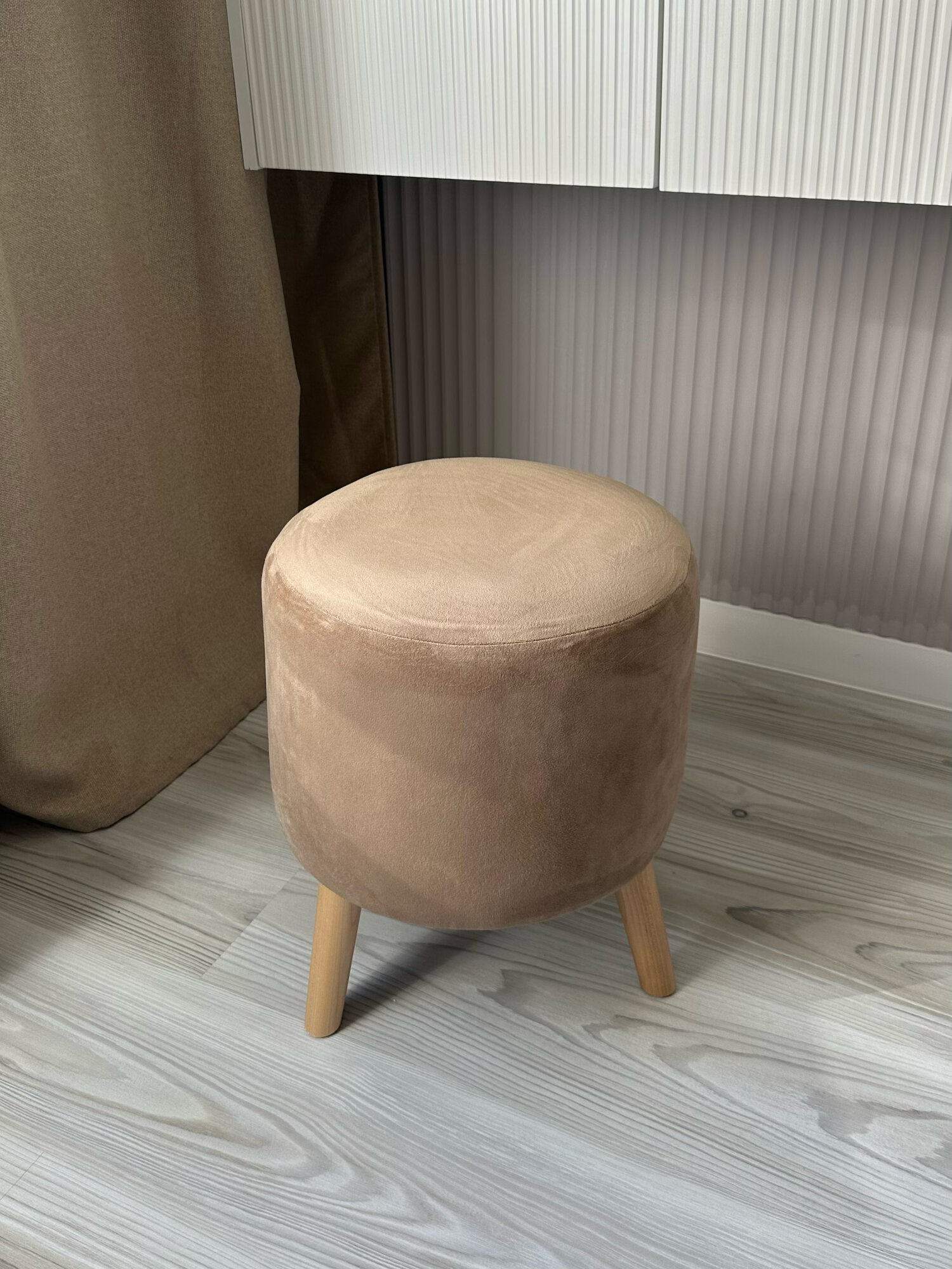 Пуфик "Велюр", круглый, коричневый, на ножках, для прихожей и гостиной