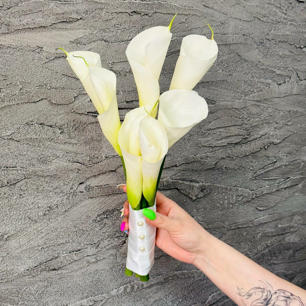 Свадебный букет невесты из белых калл. Букетик невесты из живых цветов