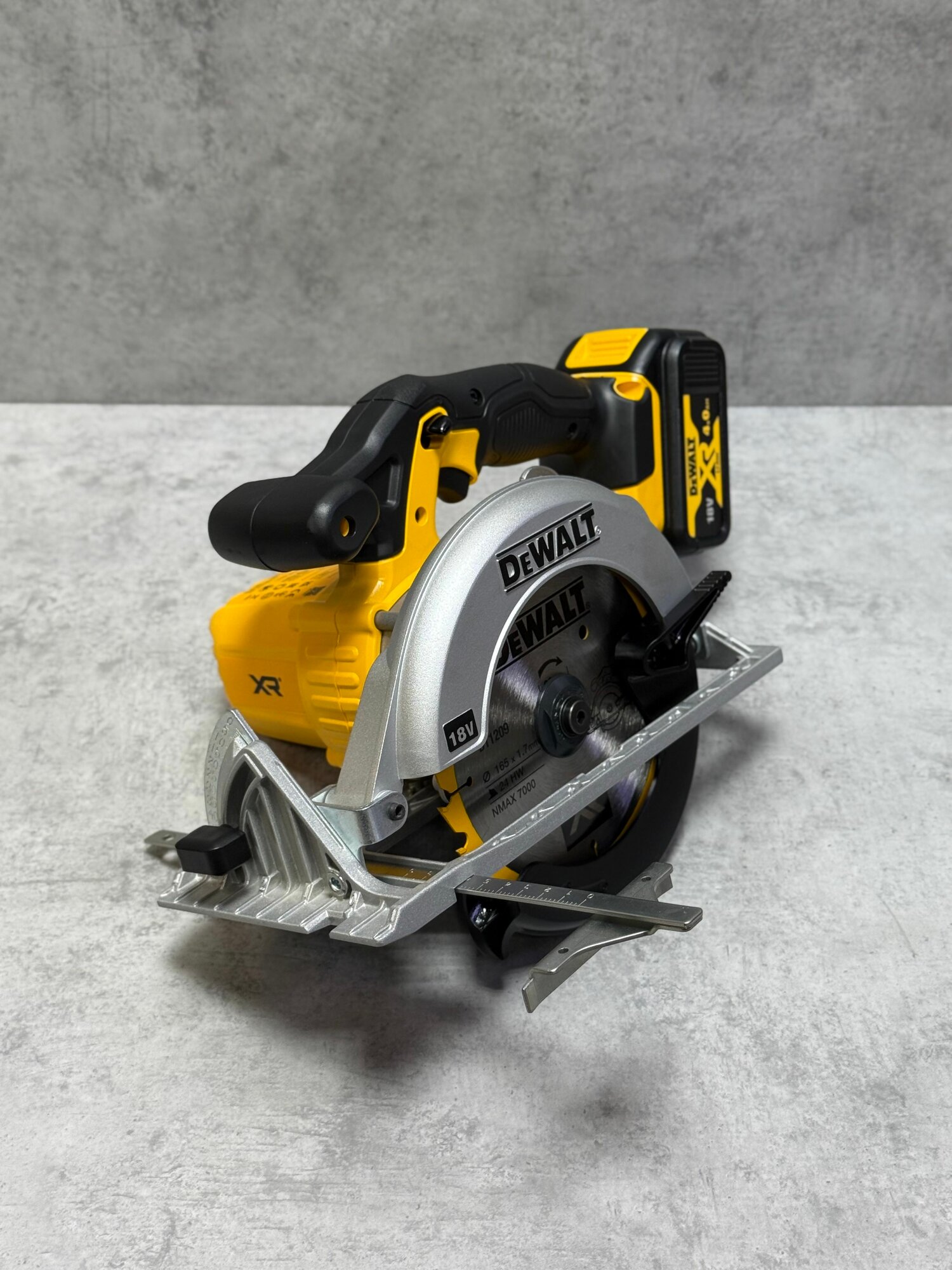 Дисковая пила DCS391N и ЗУ DCB1104 Dewalt — фото 1