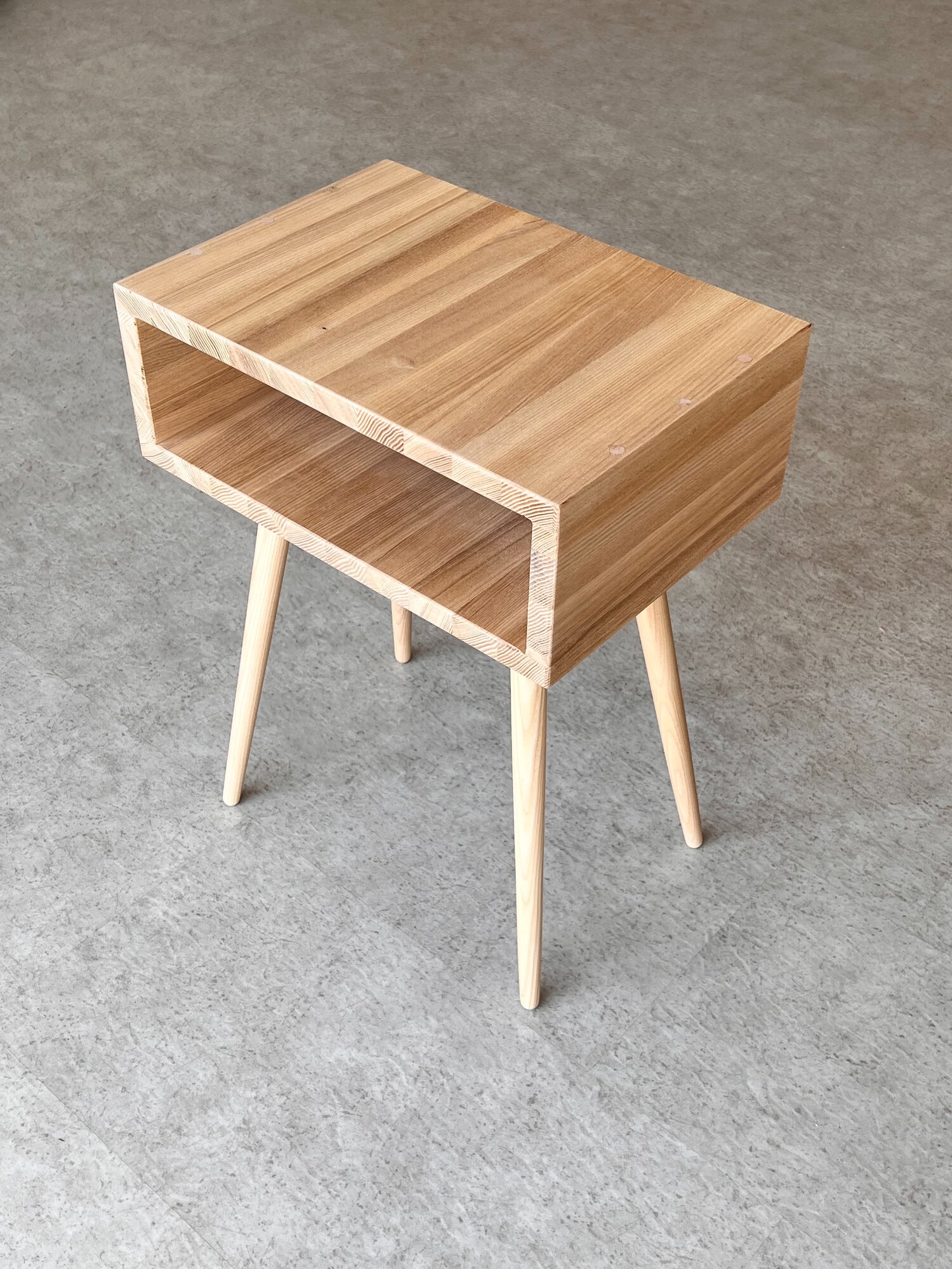 Прикроватный деревянный столик из ясеня в ретро стиле DAPA Designs, светло-бежевый