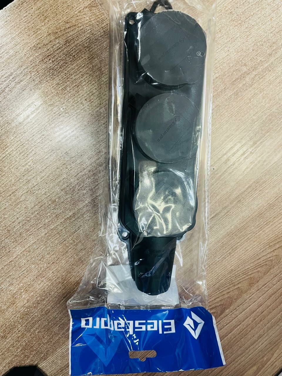 Колодка ElestarPRO YK-0403, 3 гнезда, каучук, IP44, 16А, черный