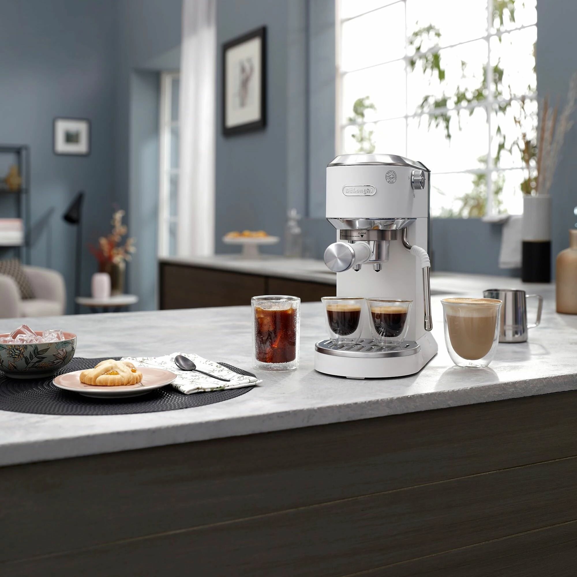 Кофеварка рожковая DeLonghi Dedica Duo EC890. WI — фото 1