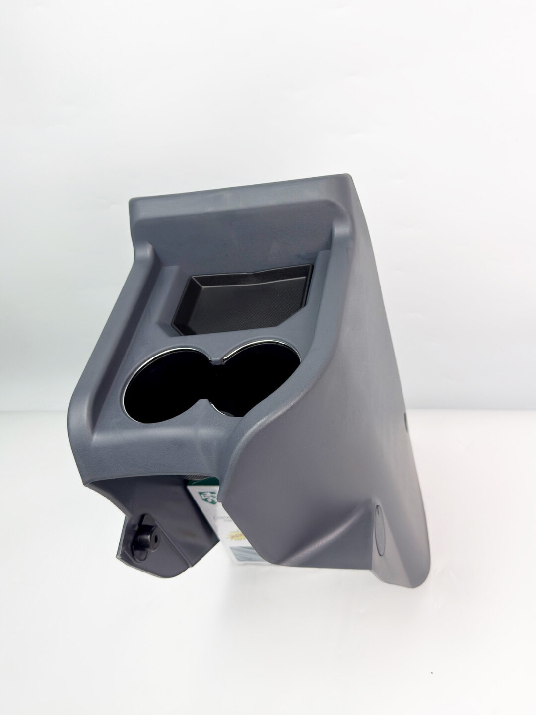 Этот подстаканник для автомобилей Damas и Labo очень удобен и компактен.