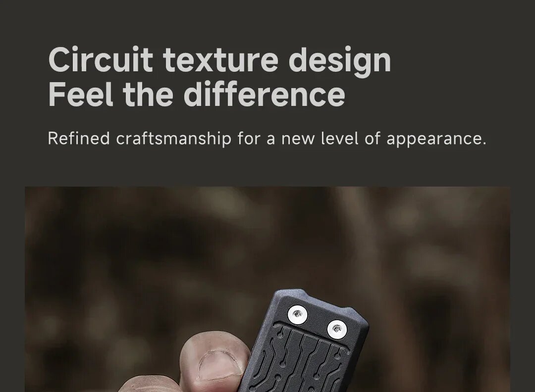 Сервисный инженер проводит техническое обслуживание инструмента под микроскопом