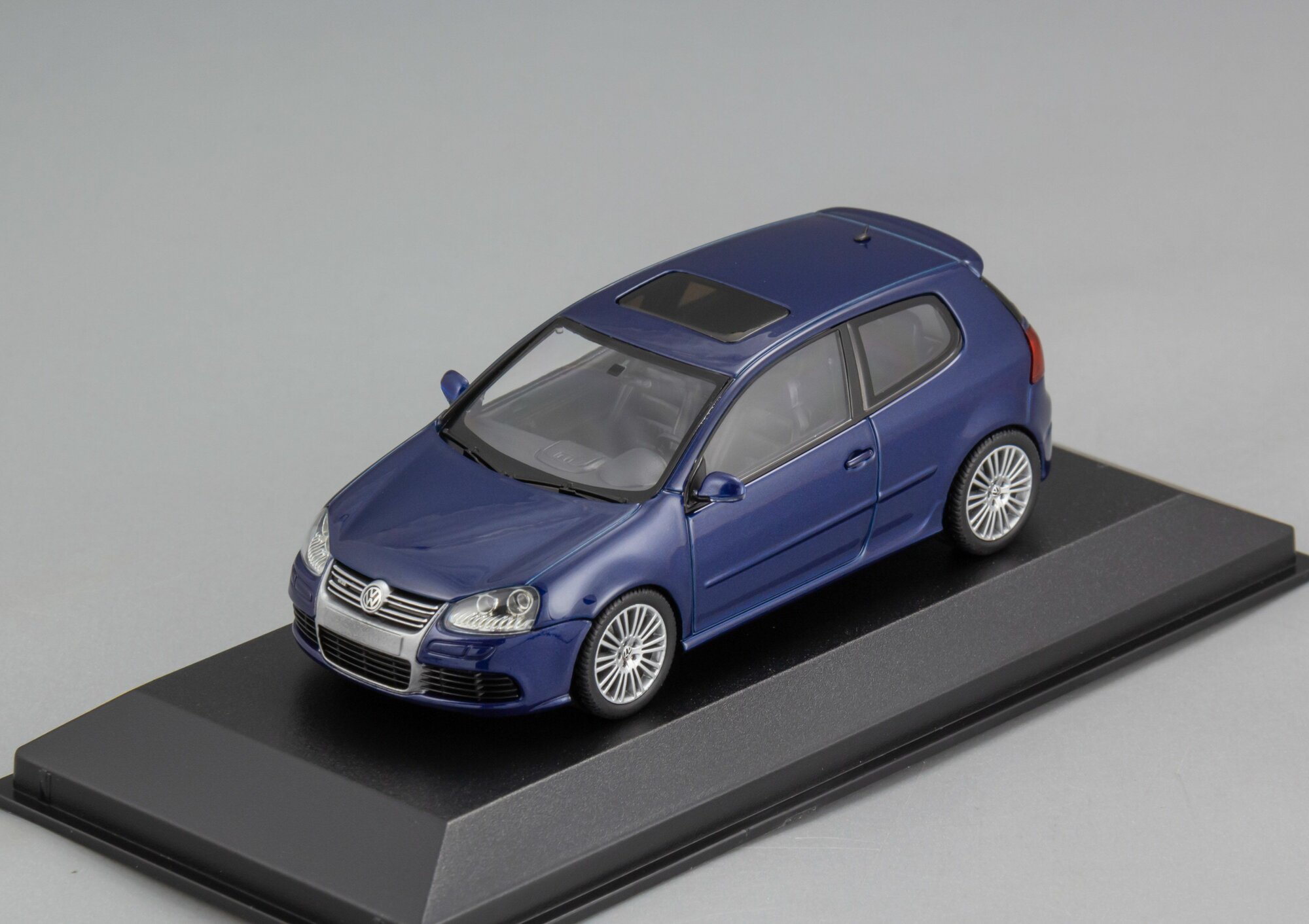 Коллекционная масштабная модель 1:43 Volkswagen Golf R32 - 2005 от Maxichamps