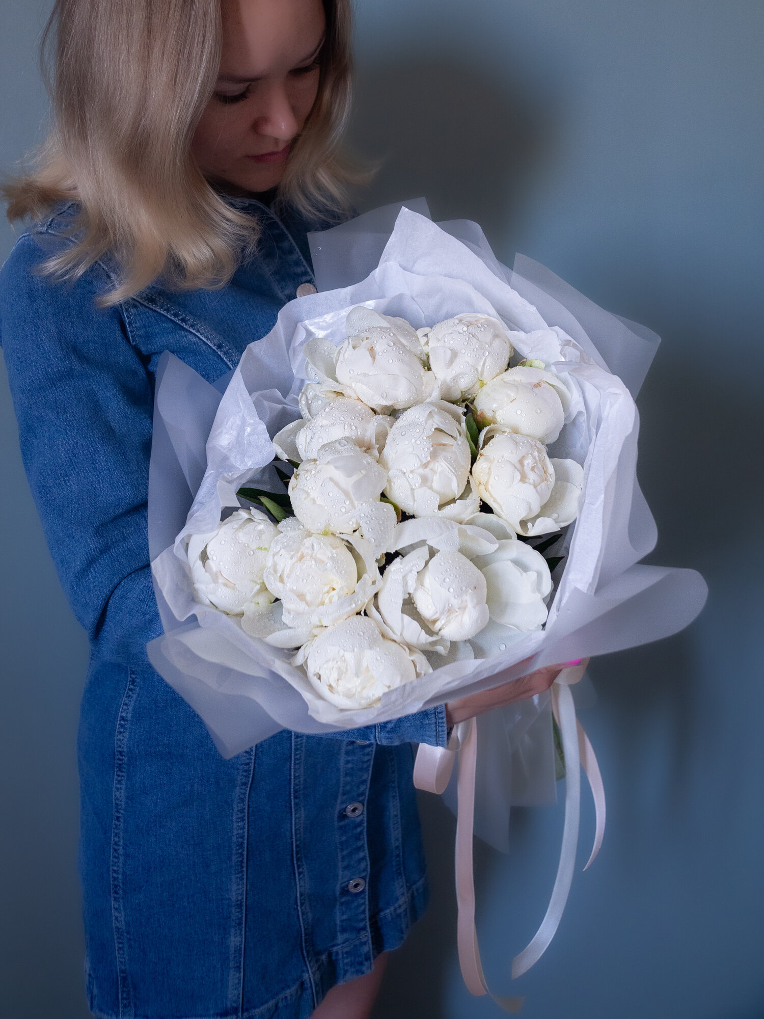 Букет живых цветов из пионов цвета слоновая кость, сорта Madame Claude Tain Premium с потрясающим ароматом