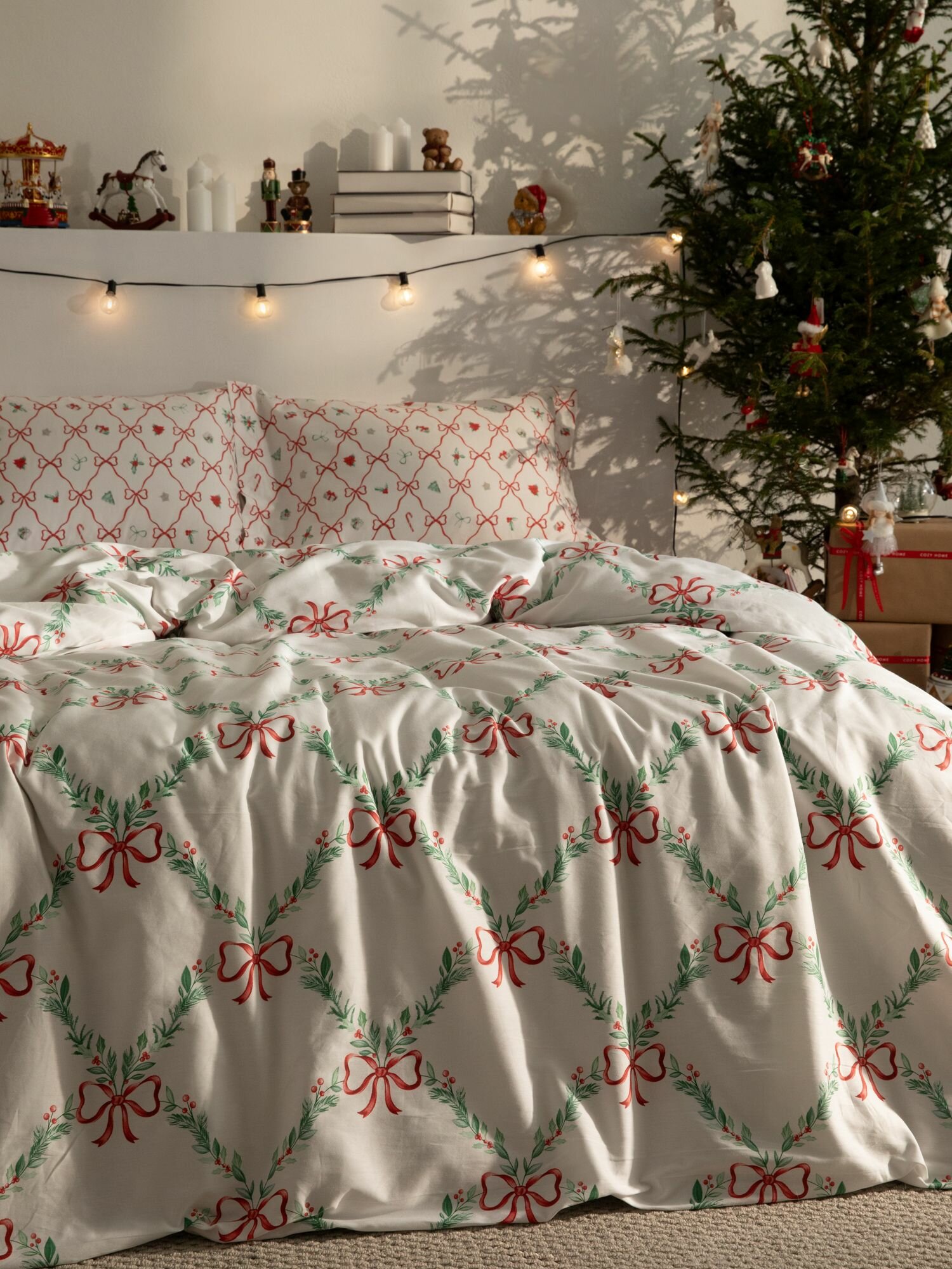 КПБ 2.0 сатин "Cozy Home" Зимняя повесть/Winter tale (50х70) рис. 43350-1/43348-1 Праздничный бант/Festive Bow — фото 1