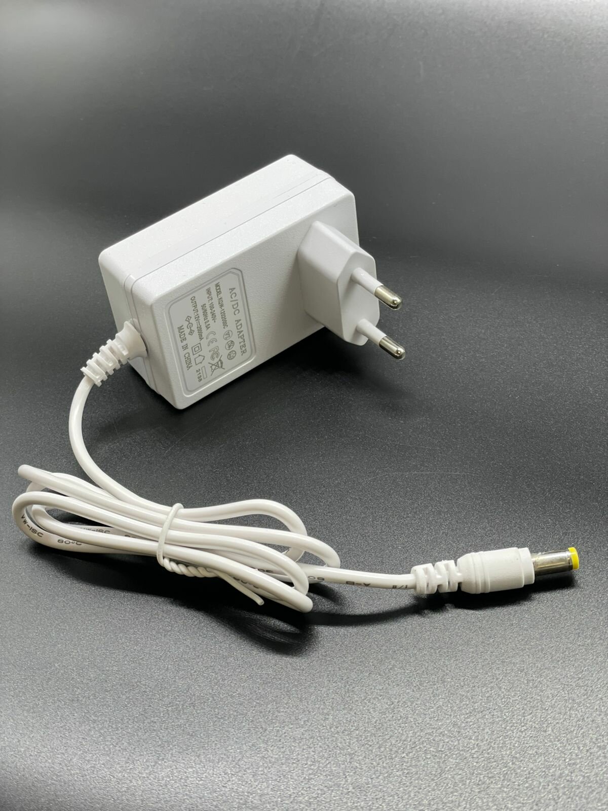 Блок питания универсальный KQW-1202000C 12V/2A штекер 5.5*25 с LED индикатором для роутеров/модемов/приемников белый