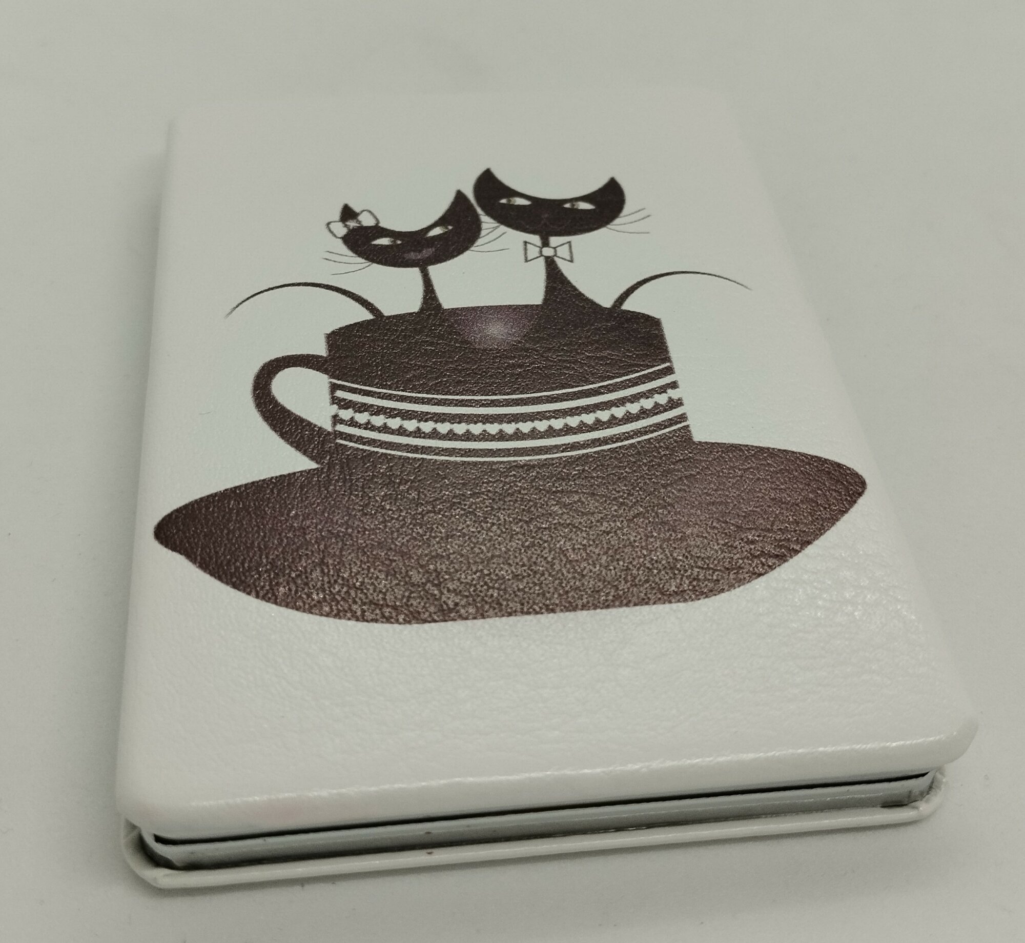 Зеркало кожаное, прямоугольное "Две кошки в чашке " — фото 1