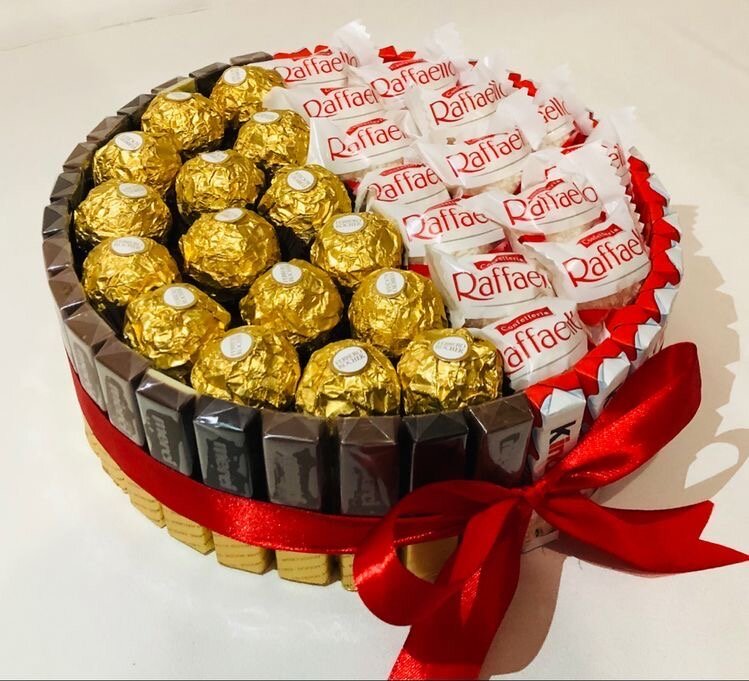Сладкий подарок из импортных конфет Ferrero, Raffaello, Kinder, Mersi 25см