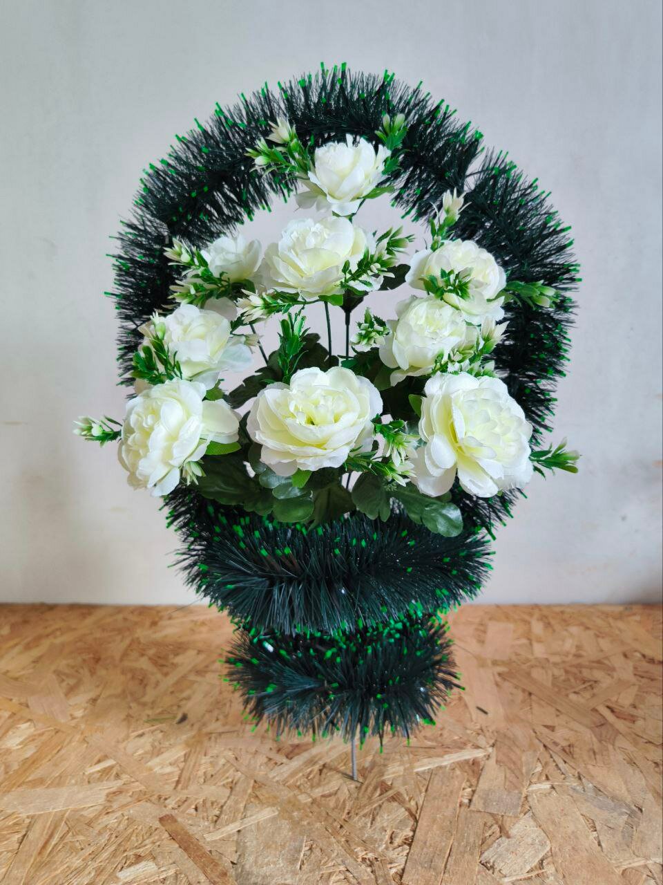 Ритуальная корзина из искусственных цветов