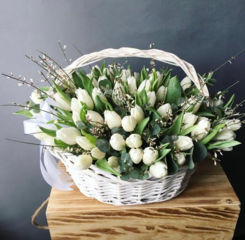 Корзинка живых цветов тюльпаны NURA FLOWERS 75 цветов белые высота 45 см