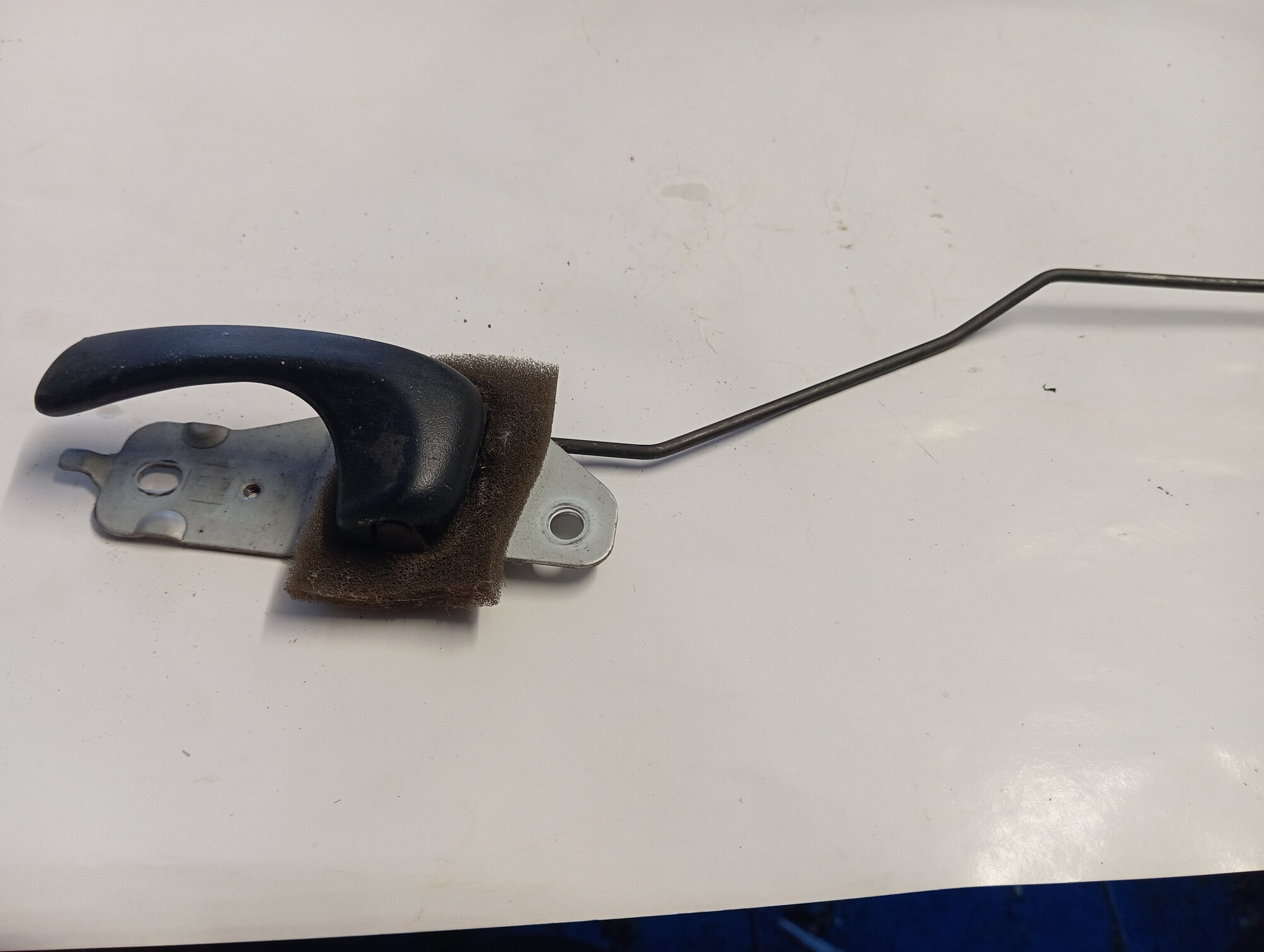 Хундай Старекс н1 . крючек открывания передней левой двери в сборе с тягой.