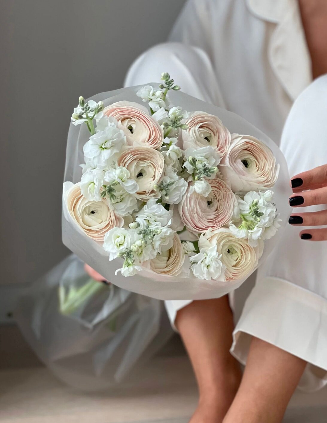 Букет бежевые ранункулюсы и белая ароматная маттиола