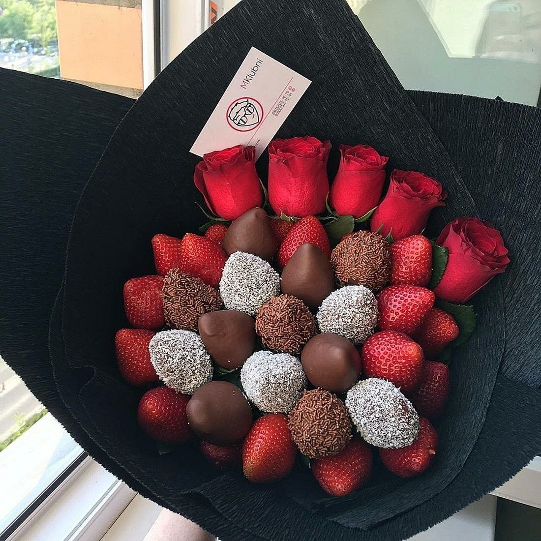 Подарочный букет Mklubni "L'amour" из роз с клубникой в шоколаде и свежей клубники — фото 1