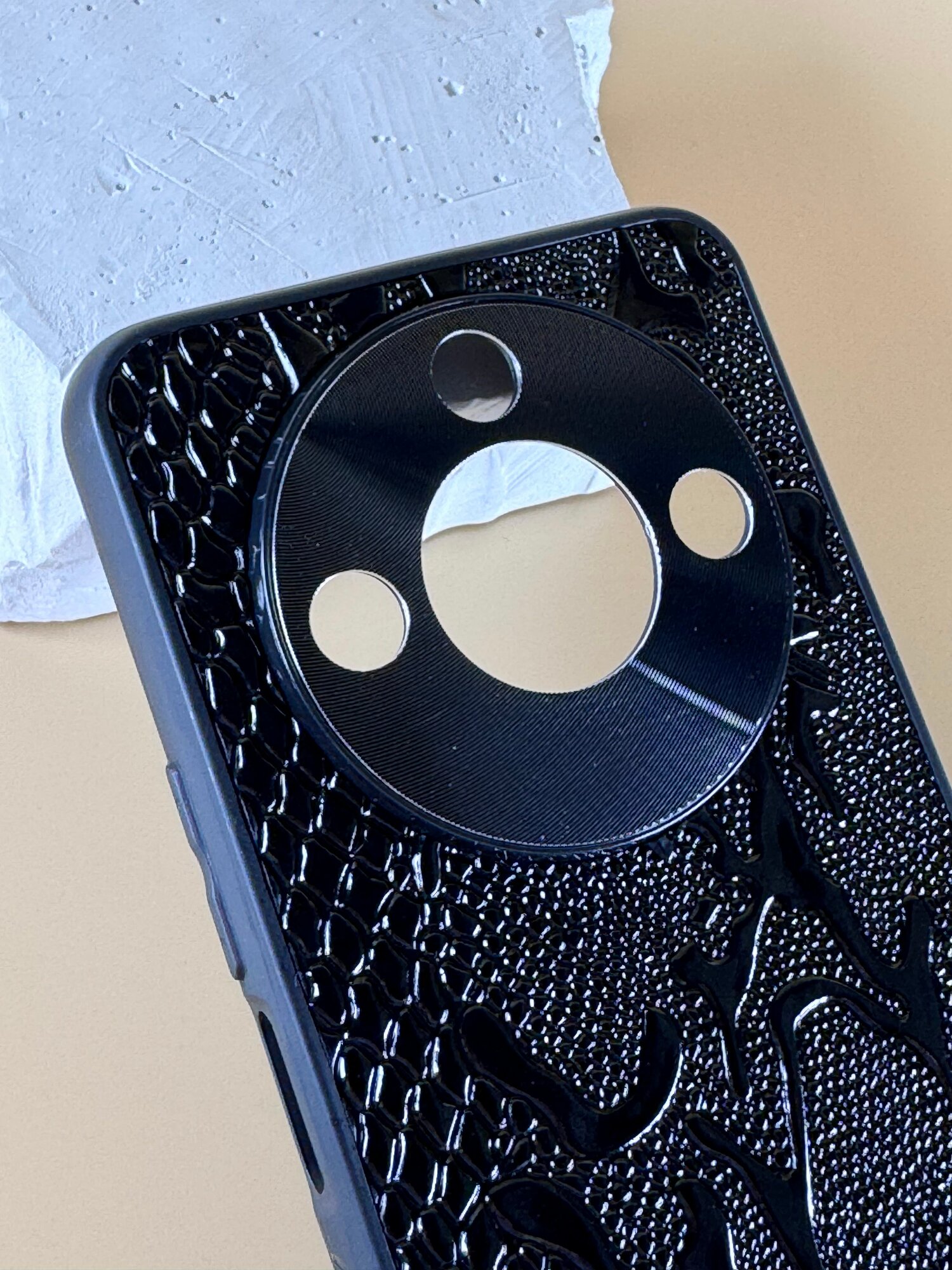 Чехол кожаный на Honor X9C Smart (Чехол на Хонор Х9С Смарт) с защитой камеры, змея, черный — фото 1