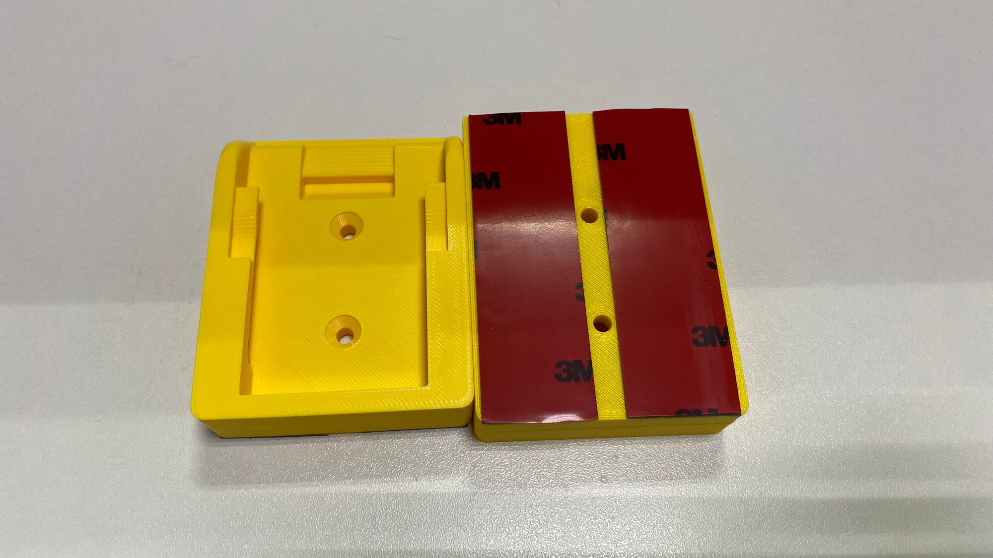 Настенный держатель для аккумуляторов DeWalt 2шт жёлтый