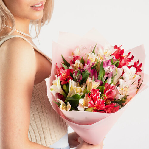 Изображение товара Букет "Ярких альстромерий", из 7 цветов, круглый, в стильной упаковке