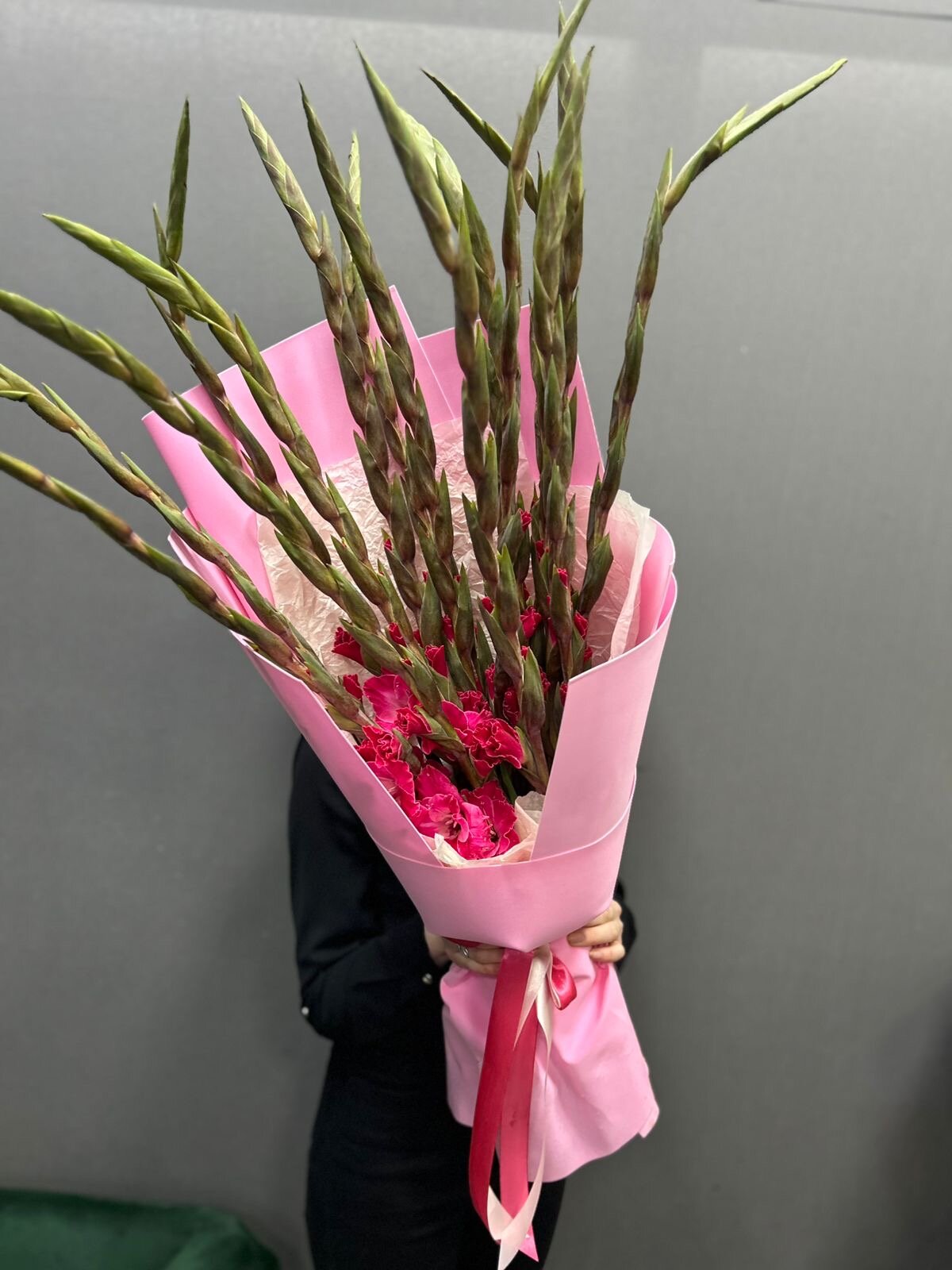 Монобукет FLOWELLE 15 цветов гладиолусы в фоамиране малиновый высота 70 см