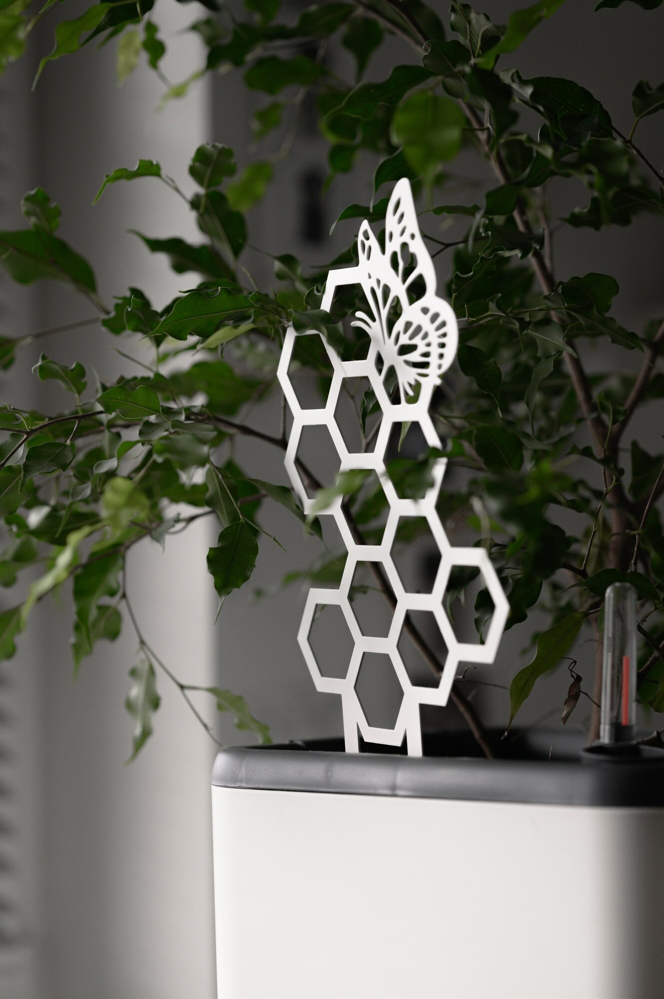 Декор и опора в цветочный горшок Соты и бабочка  белый  1 мм