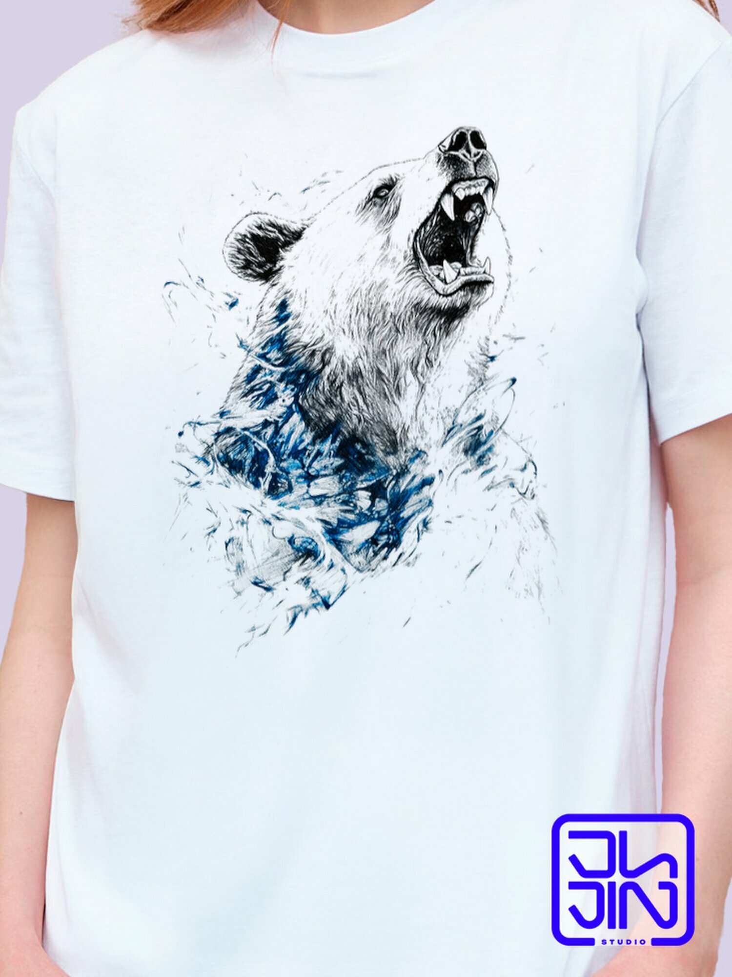 Футболка классическая женская с авторским принтом Агрессивный, вызывающий медведь в черно белой, черно синей абстракции с брызгами, белый хлопковый трикотаж с прикольным рисунком на груди